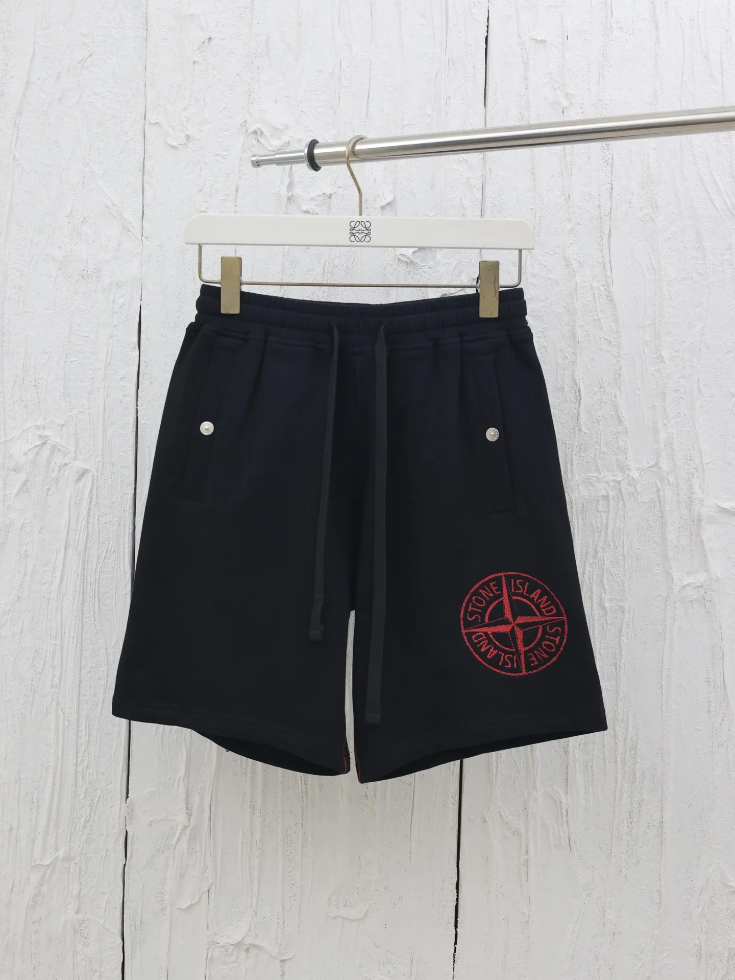 🅿️400 STONE ISLAN*/Stone Island Badge embroidered shorts Customized to the purest and most luxurious terry cloth Using imported machine embroidery technology Using advanced computer control systems and precision mechanical components to realize the red Compass badge embroidery operation Special machine reverse topstitch fine sewing technology Use special machine for topstitch sewing Requires careful preparation of the reverse side of clothing before sewing to ensure straight sewing lines and even stitches The edges are smooth and beautiful, the overall wiring is straight and delicate, the fabric is comfortable and soft, and the color is consistent without color difference. It can be matched with the same style to create a fashionable look and control various occasions. Customized accessories, complete with three standards, same style for men and women!  Size：S/M/L/XL